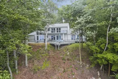 Image de Spacious 5-bedroom house with private access to Lake Michigan beachfront.