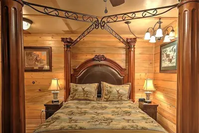 Image de Queen Studio Apartment on 1. 5 Acre Yellowstone Riverfront Property