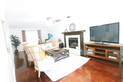 Spacious 4 bedroom Gate away - Cozy, Clean & Close to Everything