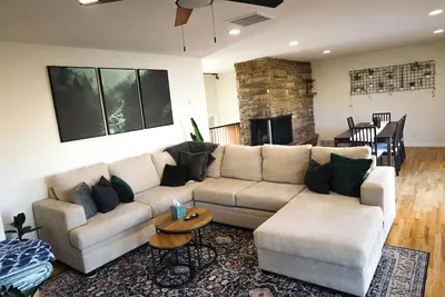 Image de Spacious 5-bedroom house with hot tub, fire pit, and basketball quart in Orem