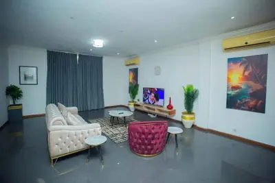 Image de 2bd Retreat Townhouse by Ghana's President's House