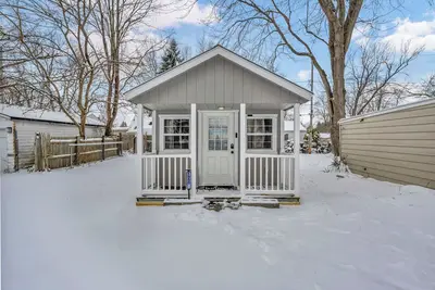 Image de Madison's Lakeside Tiny Home Dream Getaway!