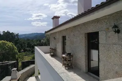 Image de moradia inserida em pequena aldeia do Gerês com todas as comunidades