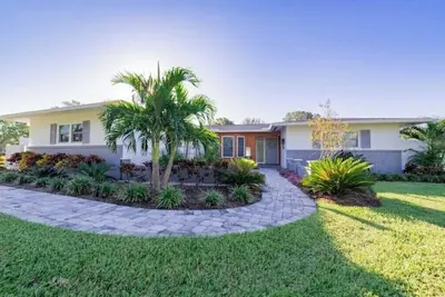 Image de Coastal Oasis: Cheerful 3Bedroom, Pool, Large Yard