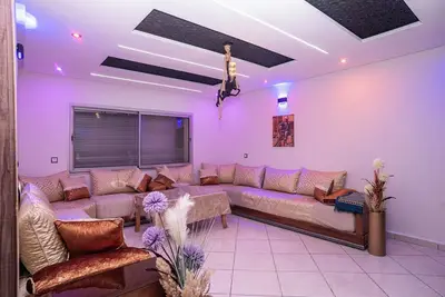 Image de Chic Modern Apartment Steps from The Train Station. Fully Renovated