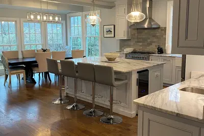 Image de Two blocks to Square! Walk to Grove and Stadiums! Stunning 6 Bdr 4ba