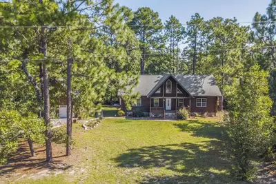 Image de Cozy Log Cabin Retreat - Beach & Town Access! Hot Tub, Fire Pit & More!
