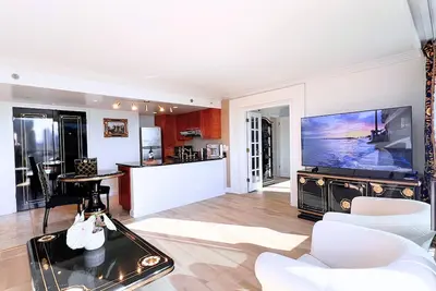 Image de Spacious Luxury Suite w/Mountain, Ocean, & City view at Royal Garden Waikiki