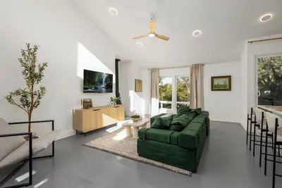 Image de Welcome to The Buzze – Stylish 2br/2ba Stay in Prime Murrieta Location!
