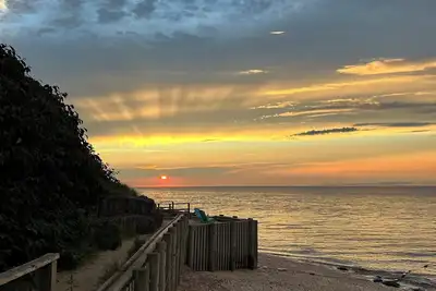 Image de Charming 2-Bedroom Cottage Just Steps Away From Private Beach!