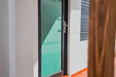 Image de Private Colonial w/ Modern twist 2 Br w/Pkng & Laundry