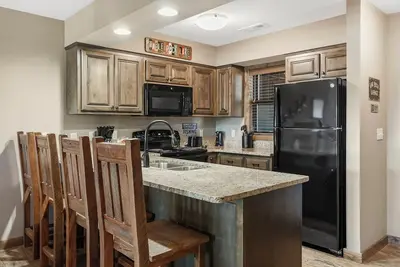 Image de Family-Friendly 2br • Patios, Fireplaces, Pools & Lake Resort Fun