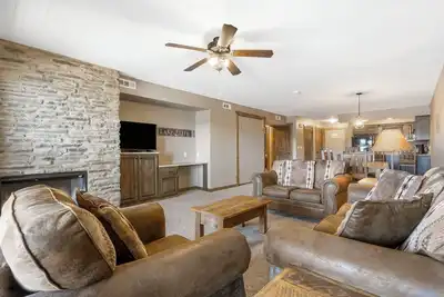 Image de 2 Bd/2ba Lake Condo with Resort Amenities and Ticket Discounts