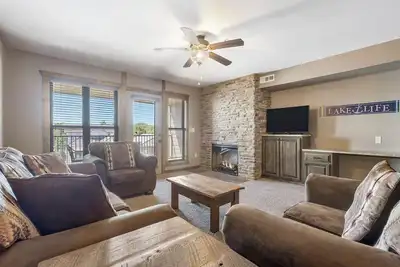 Image de 1Bd Lake Condo with Resort Perks and Ticket Discounts- Swim, fish and Kayak!