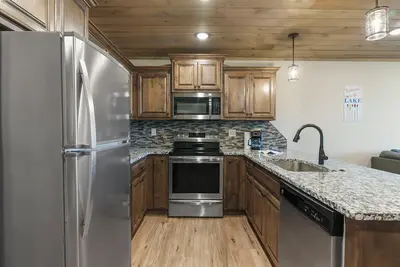 Image de Walk-In 3br Family-Friendly Lake Condo w/ Pools, Trails & Fireplace Near Sdc