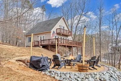 Image de Lakefront 3br Home with Dock, Fire Pit, Lawn Games, and Game Room