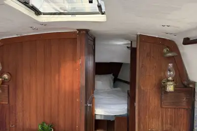 Image de Cozy Getaway Aboard Intrepid – Relax and Unwind on the Water!