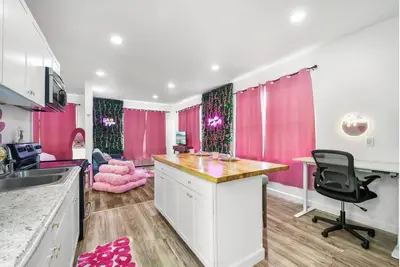 Image de Pink Theme Room in Marlinton!