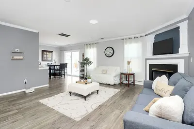 Image de Beautiful home near Lake