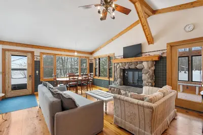 Image de Private beachfront cottage, WiFi and Ac on Lake Paradise, minutes from Mackinaw