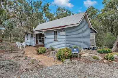 Tea Tree Cottage, luxury 2 bedroom cottage at Diamondvale Estate with fireplace
