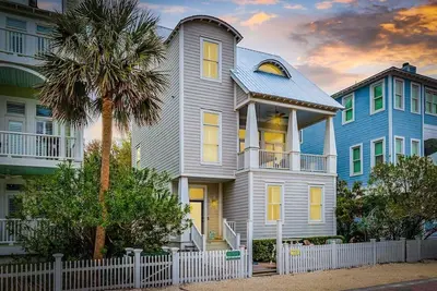 Image de Cottage Steps from the Beach with Community Pool