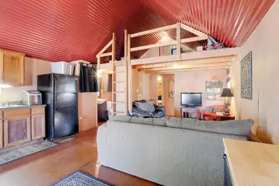 Image de 3 Mi to Greers Ferry Lake: Peaceful Cabin w/ Deck!