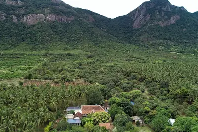 Image de Chic Rustic farmhouse amidst a mango orchard beneath the Western Ghats of India