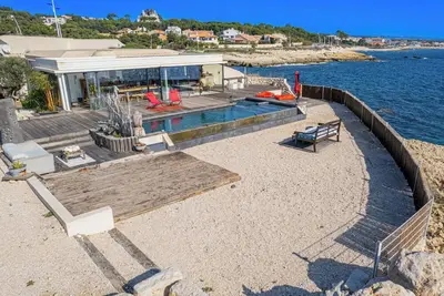 Image de Villa niche dans une petite crique piscine /spa \nAccès mer privatifs