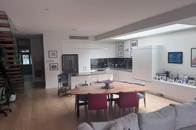 Image de Quiet home within minutes to all the action.