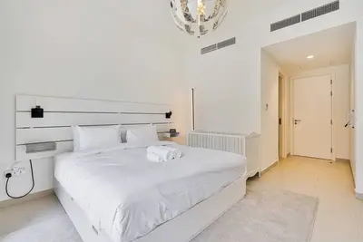 Image de Bright & Airy 2br | Family-Friendly w/ Pool & Gym