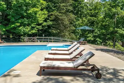 Image de Timeless Three-Story Treasure w/ Pool, Rolling Hills and Fireplace