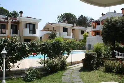 Image de Maison de vacances spacieuse dans une résidence au bord de la piscine