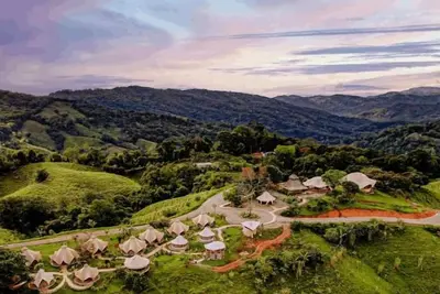 Image de Eco Luxe Glamping Nest #5 - 2 Queen Beds at Holos