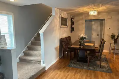 Image de Modern 3br Family House Close to Parks & Dining – Excluding Basement