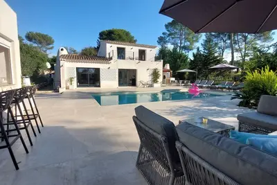 Image de JdV Holidays Villa Hellébore, newly-refurbished, walking to village and shops