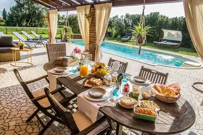 Image de Belle maison de vacances privée avec piscine privée, climatisation, Wifi, bain à remous, Tv