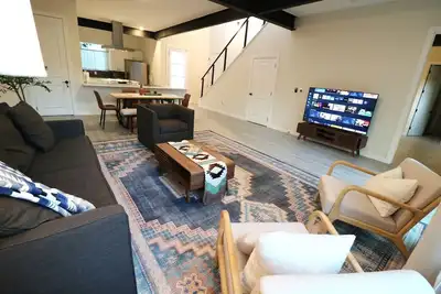 Image de New Build /  Munson Retreat  3 King Suites