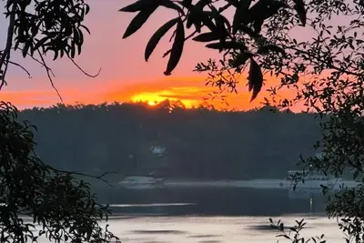 Image de Relax on Crystal Lake! 20 min to Panama City, hiking, preserves & parks.