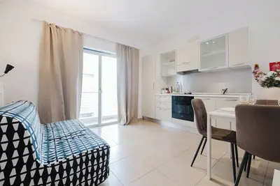 Image de Bright 1-bedroom apartment in central Sliema, just steps from the promenade, beaches, cafés, and bus stops. Fully equipped with Wi-Fi, air conditioning, and kitchen — perfect for couples or small groups exploring Malta.