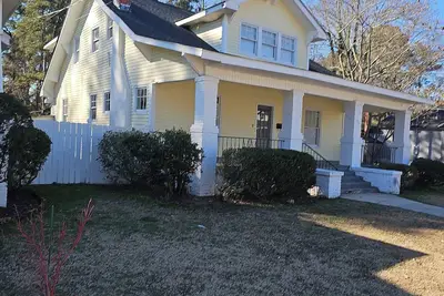 Image de Charming 4-Bedroom Historic Home w/ Game Room + Backyard Bbq