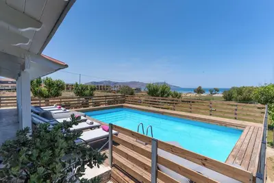 Image de Spacious Beachfront 3-bedroom apartment + 3 ensuites baths, with swimming pool.