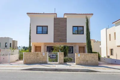 Image de A ground floor cozy and quiet apartment with its own backyard