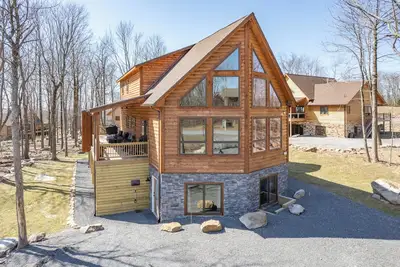 Image de New! Cozy-Luxe Mountain Escape w/ Fire Pit & Hot Tub