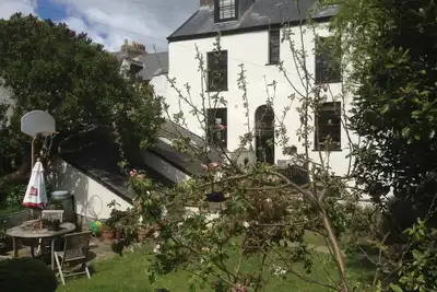 Spacious Georgian sea view house five minutes walk to the harbour