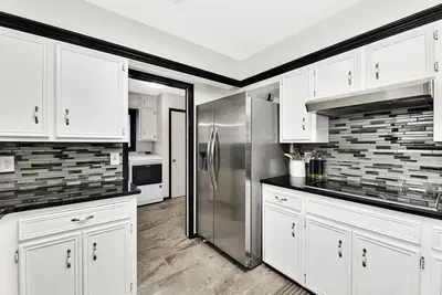 Image de Luxurious 4-Bedroom\/5 bed\/3. 5 bathroom\/pool table\/located 2 miles from East Mall