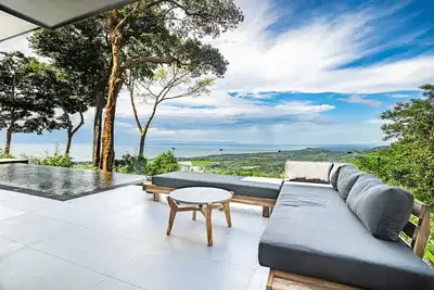 Image de Luxury Modern Home with Stunning Ocean and Jungle Views. 2 Infinity edge pools