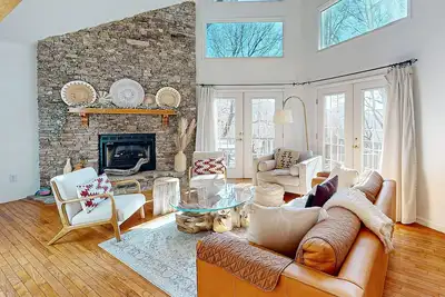 Image de Spacious Modern Mountain View Cottage with a game room and hot tub