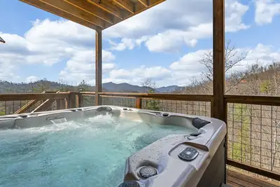 Image de Lovely cabin with tons of amenities, pool, hot tub, theater, pool table, et al!