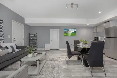 Image de Cozy 2-Bedroom, 1-Bath Private Basement with Kitchenette